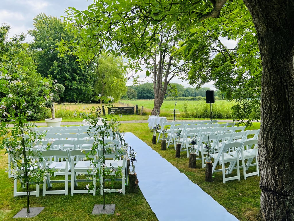 Ceremonie in de Carelshaven tuin (1)