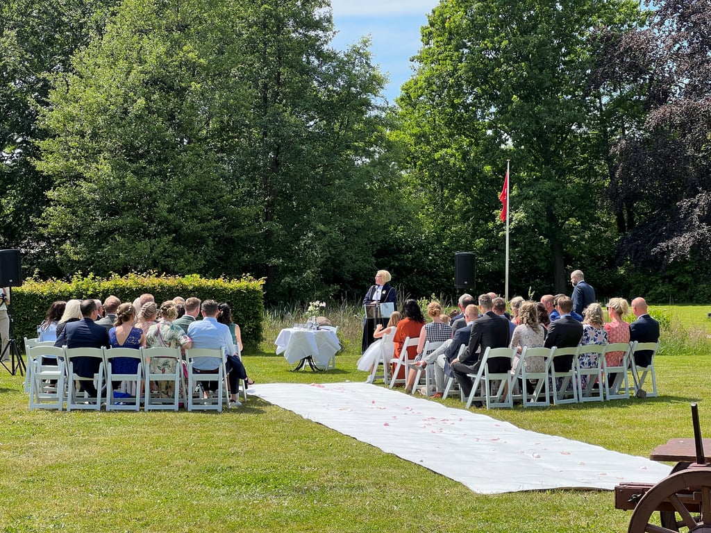 Ceremonie in de Carelshaven tuin (2)